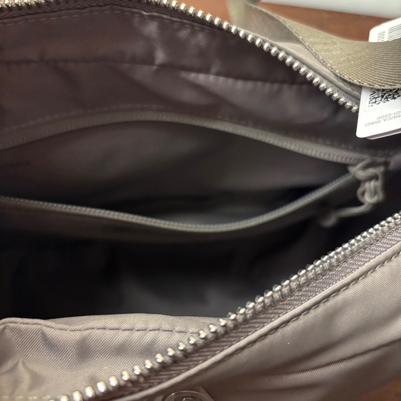 Lululemon City Essentials Shoulder Bag 4L - Picture 8 of 8